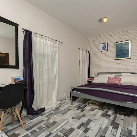 Apartment Lola Omis