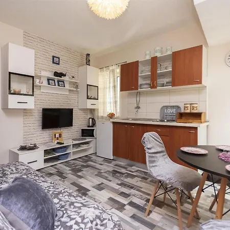 Lola Apartment *