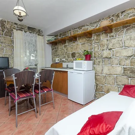 Apartment Lola Omis
