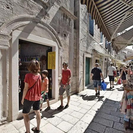 Apartment Lola Omis